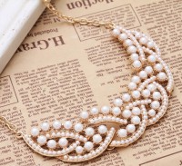 Maxi colar dourado e creme chic